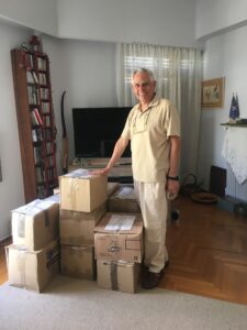 Εικόνα του Αρη Μαραγκόπουλου ξεπροβοδίζοντας το αρχείο του